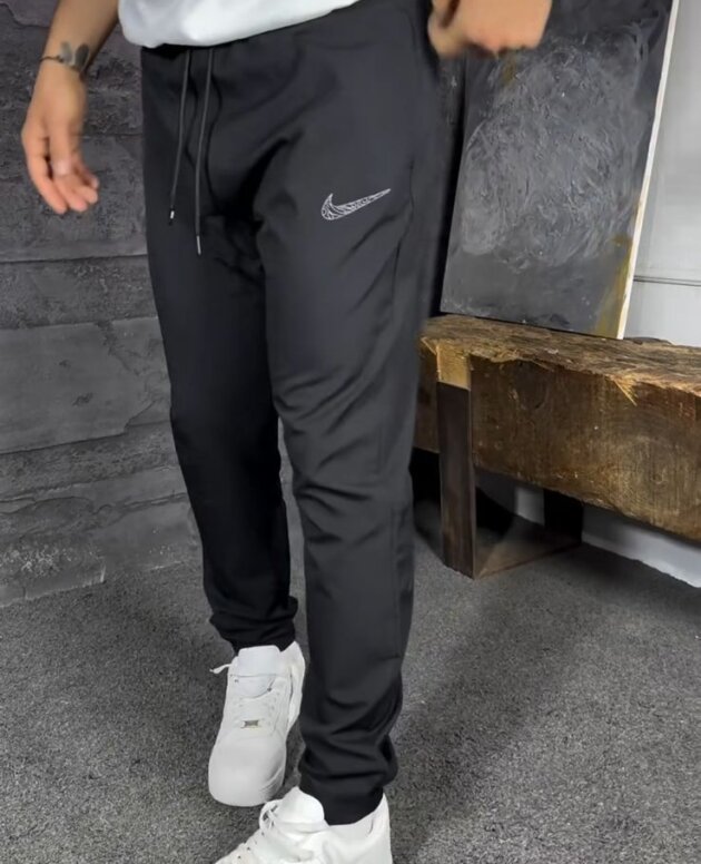 Pantallona Nike Dri-FIT Challenger Woven - E Zezë